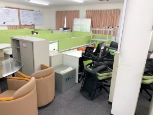 什器を移動させつつ床の施工をおこないます