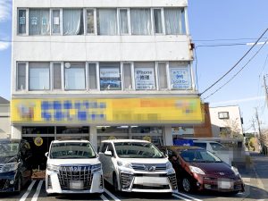 施工後　窓5面のうち2面は定期的に内容が変わる為無地のボードを作成