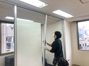 パーテーション施工中