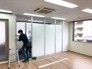 パーテーション施工中