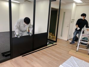 パーテーション施工中