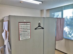 既存の更衣室　これをアルミパーテーションで作り変えます