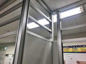 パーテーション施工　侵入防止バーを設置