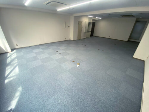 2拠点の集約化にともなう移転作業と床の貼替施工の画像