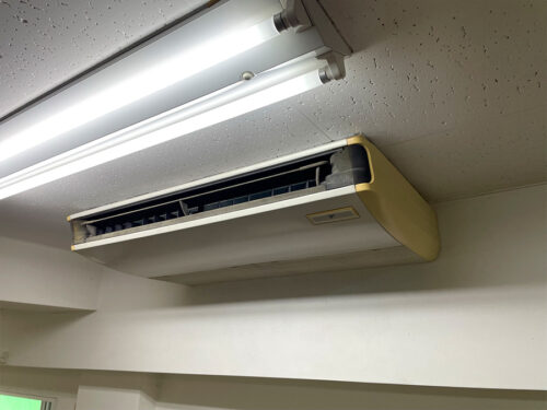 風が一方向からのエアコン