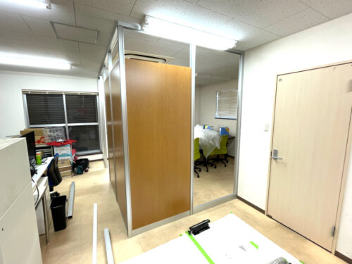 間仕切り施工の様子