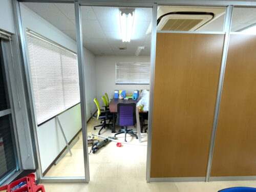 間仕切り施工の様子