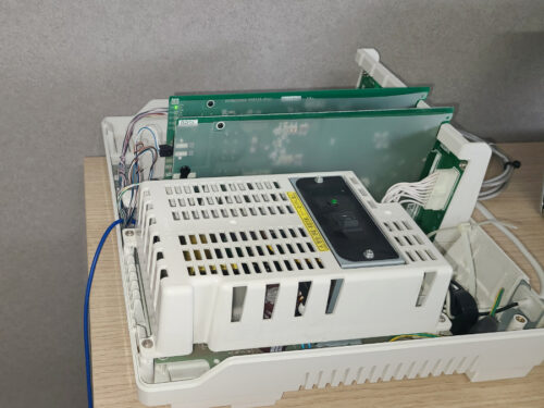 主装置設置作業中