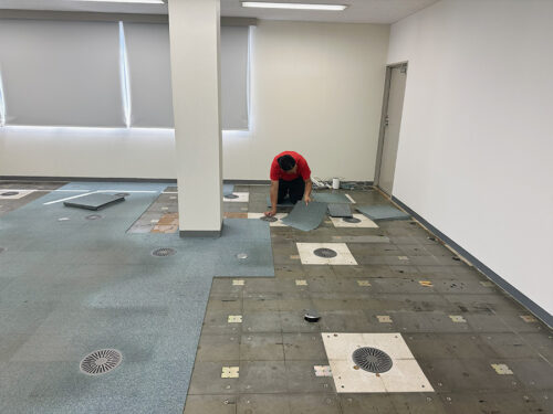 タイルカーペット施工中