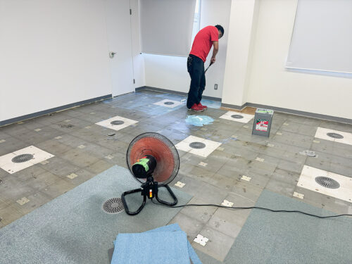 タイルカーペット施工中