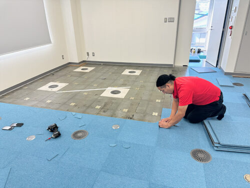 タイルカーペット施工中